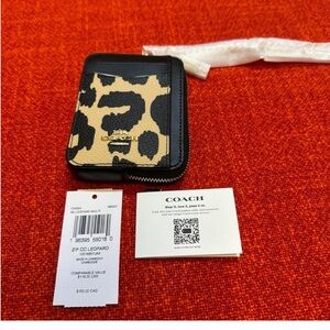 NEW/authentic Coach zip card case with leopard print ❤️❤️